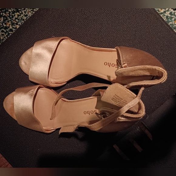 Gold satin heels with ankle strap - Picture 2 of 6